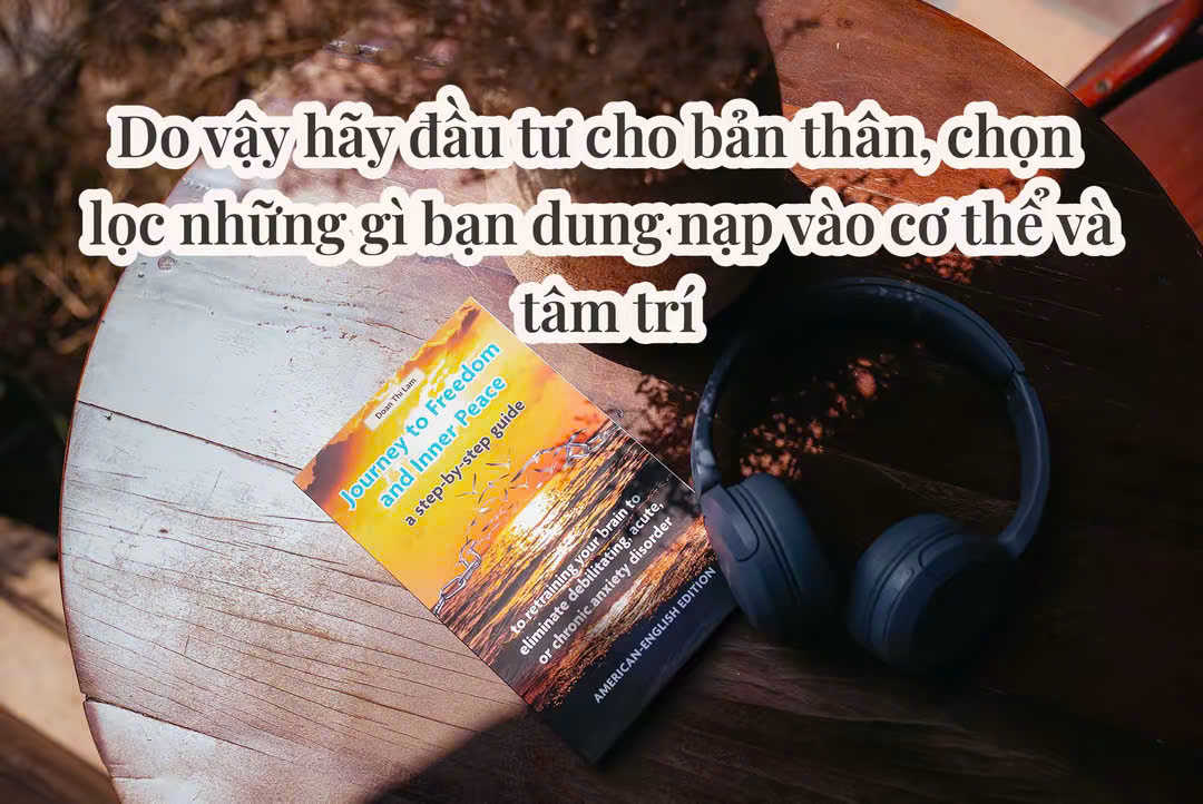 Sách tiếng Anh Journey to Freedom and Inner Peace và tai nghe trên bàn gỗ, tượng trưng cho việc đầu tư phát triển tâm trí.
